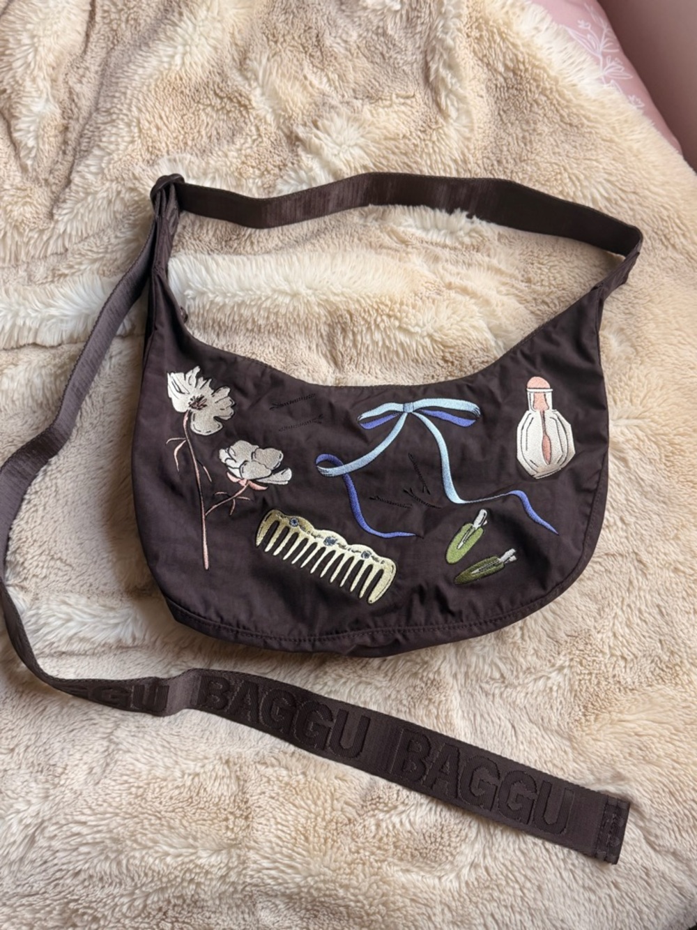 BAGGU Medium Crescent Bag in Get Ready with Me Embroidery